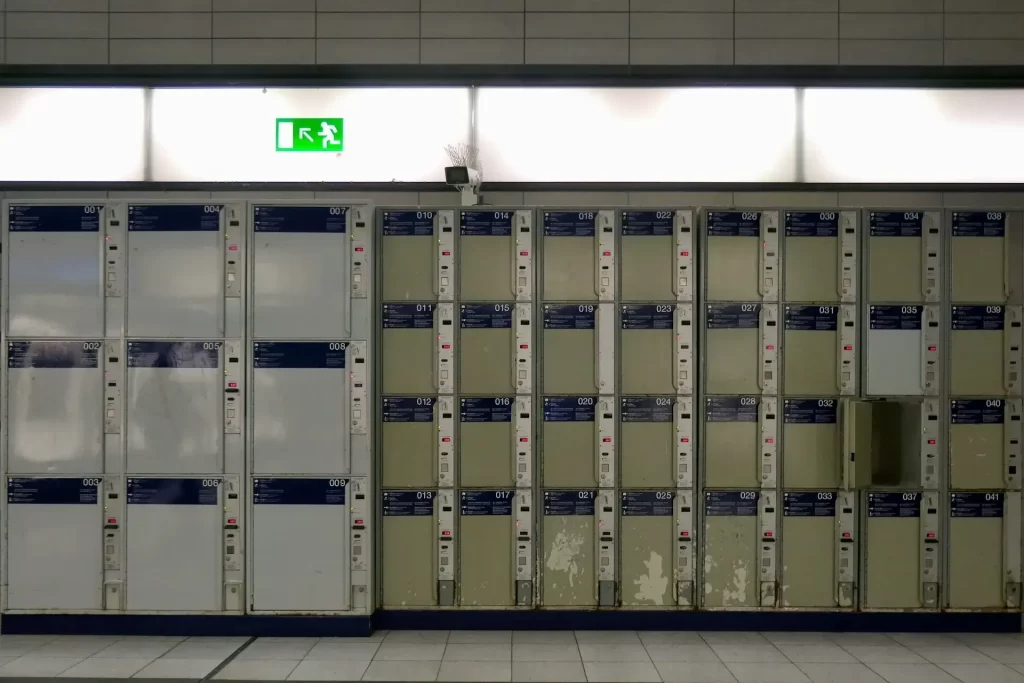 how to rent a luggage locker in mexico city